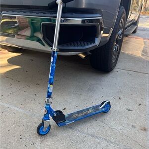 Razor A 2-wheel kick kids scooter Blue Shark print